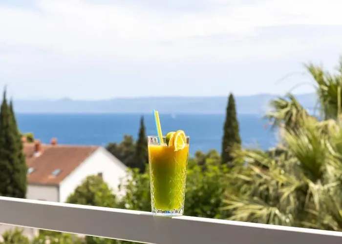 Holiday In Bol **** Yellow