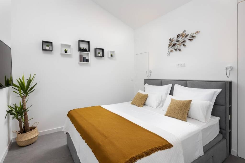 In **** Yellow Apartment Bol